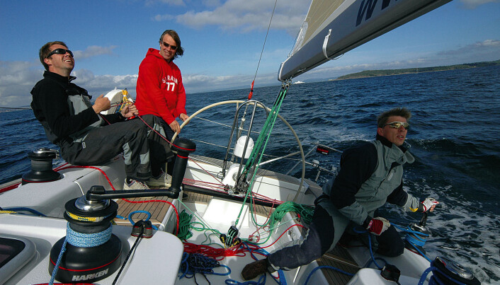 COCKPIT: Stort ratt og løygangen i benkehøyde. Storseilskjøte rett fra bommen. COCKPIT: Stort ratt og løygangen i benkehøyde. Storseilskjøte rett fra bommen.