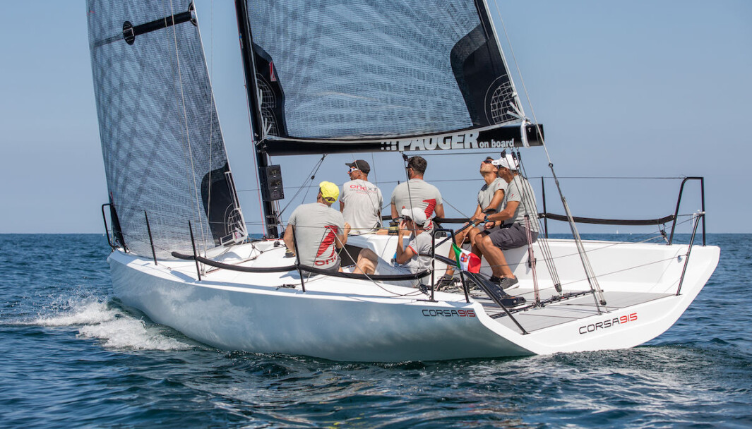 SPORTY: Corsa915 er en 30-foter som kan seiles både som sportsbåt og havseiler. Den er også egnet for shorthandedseiling. SPORTY: Corsa915 er en 30-foter som kan seiles både som sportsbåt og havseiler. Den er også egnet for shorthandedseiling.