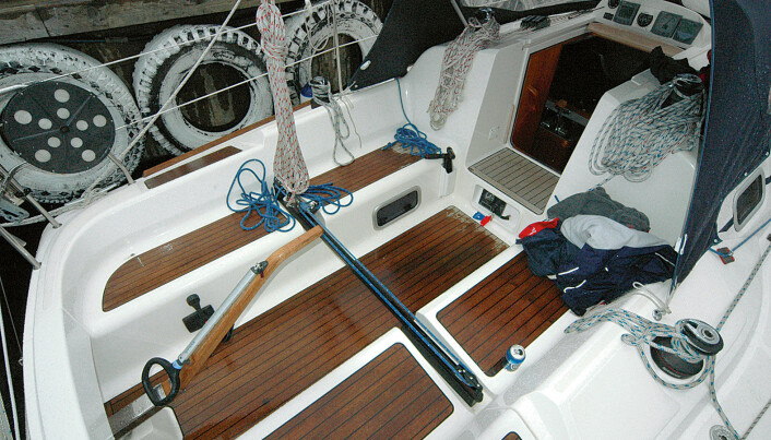 Stor, men for grunn cockpit. Motorinstrumentene er plassert feil. Stor, men for grunn cockpit. Motorinstrumentene er plassert feil.