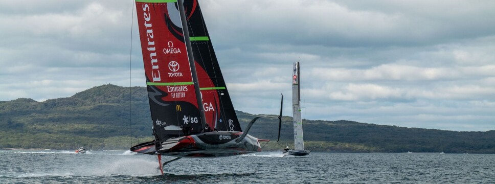 DUELL: Det amerikanske laget og New Zealand ute å trener i samme område.