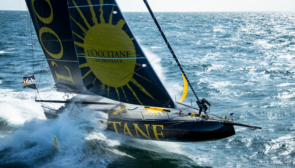 FOILER: «L'Occitane» er en av båtene med større foiler en de nye reglene tillater. Det blir heller ingen foiler på rorene.