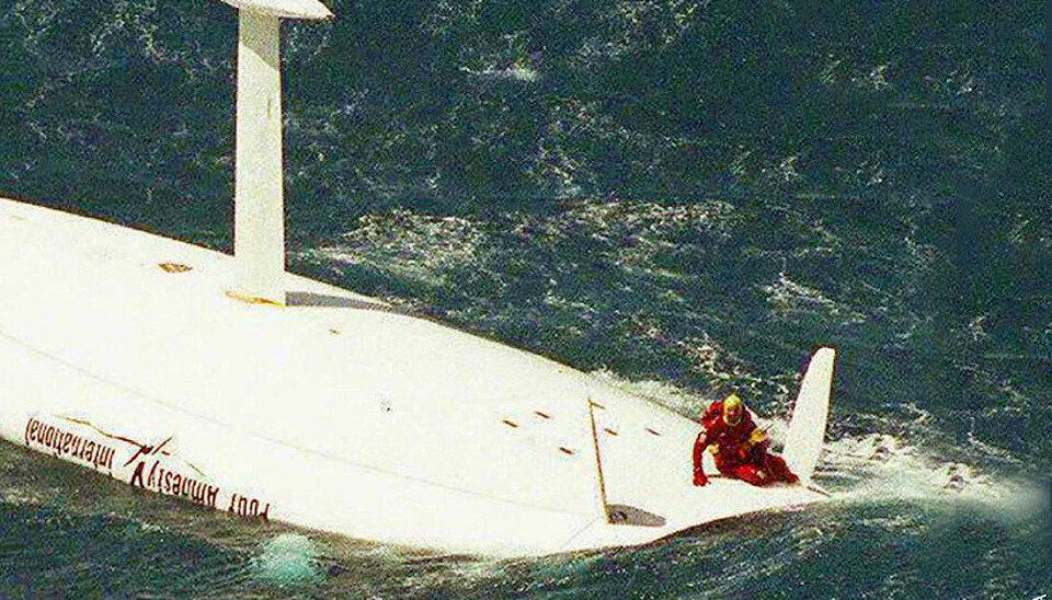 KULLSEILT: Thierry Dubois kom seg opp på skroget etter å ha kullseilt og fikk en flåte sluppet fra fly. KULLSEILT: Thierry Dubois kom seg opp på skroget etter å ha kullseilt og fikk en flåte sluppet fra fly.