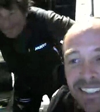 REDDET: Fornøyd Escoffier, med Jean Le Cam bak, på videolink med regattaledelsen REDDET: Fornøyd Escoffier, med Jean Le Cam bak, på videolink med regattaledelsen