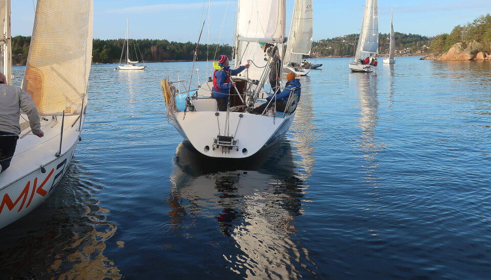 VINTERSEILING: Hver søndag det regatta med syv halvtonnere fra Grimsøy, og alle interesserte kan delta, så lenge forholdene tillater det.