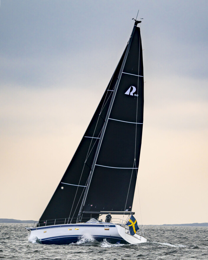 KARBON: Hallberg-Rassy blir stadig sprekere. Den nye 50-foteren har karbonmast og sorte seil. KARBON: Hallberg-Rassy blir stadig sprekere. Den nye 50-foteren har karbonmast og sorte seil.