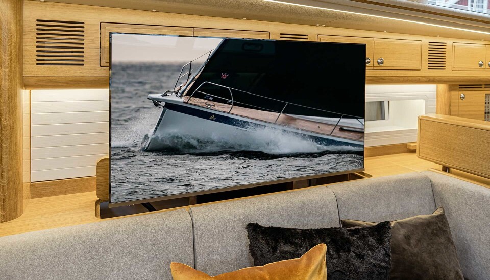 KOMFORT: En 50' TV er montert på en heis i salongen.