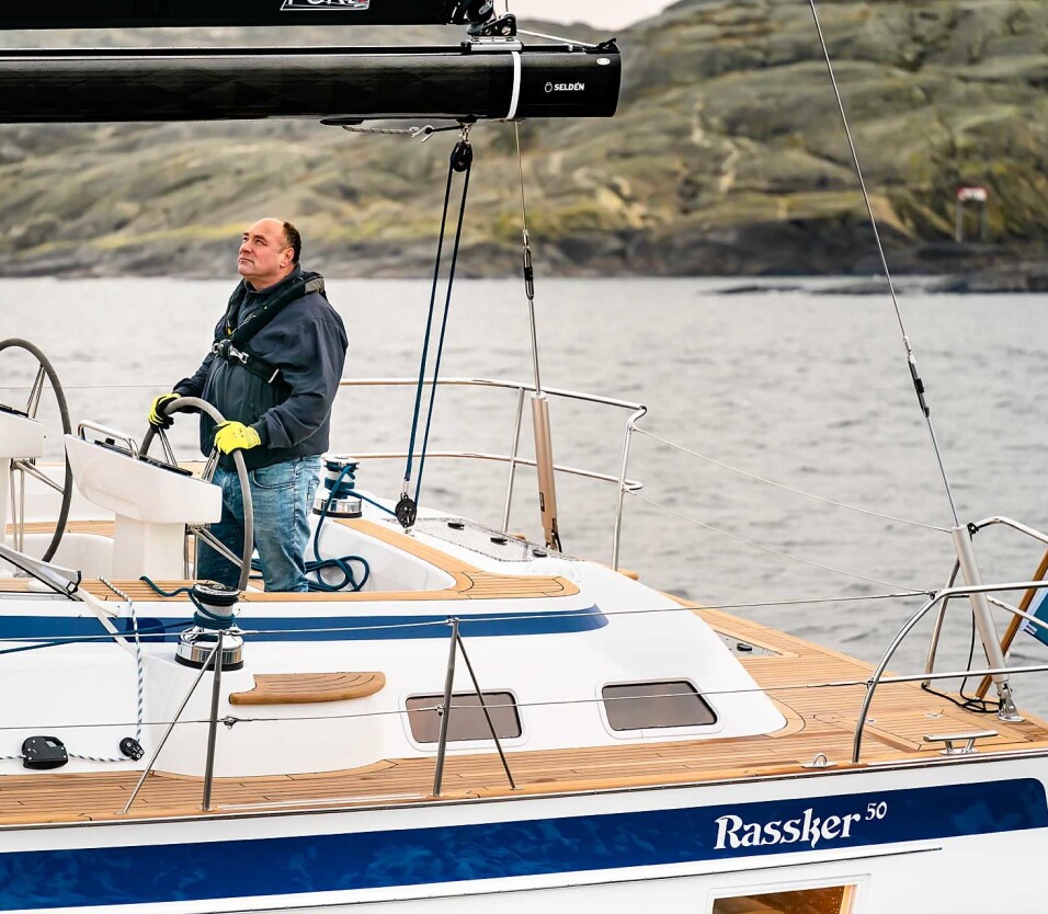 FORNØYD: Magnus Rassy til rors i verftets nye 50-foter.