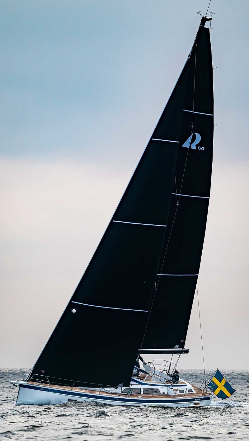 RIGG: Karbonmast og stumme seil med stor akterliksbue gir økt ytelse.