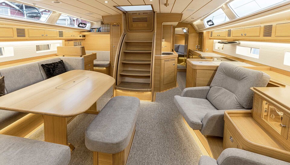 SALONG: Lys slippers inn via tre vinkler, og gjør det trivelig og moderne.