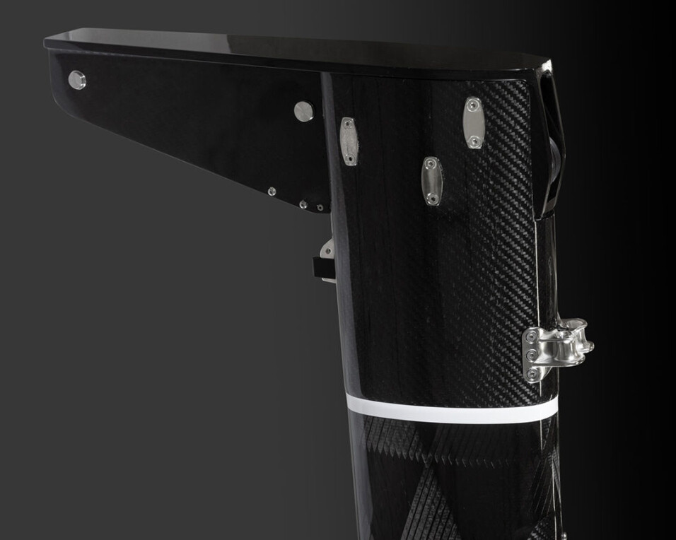 KARBON: Helt ny mast er utviklet av Seldén. Toppen av masten er godt bygget ut for akterstaket.