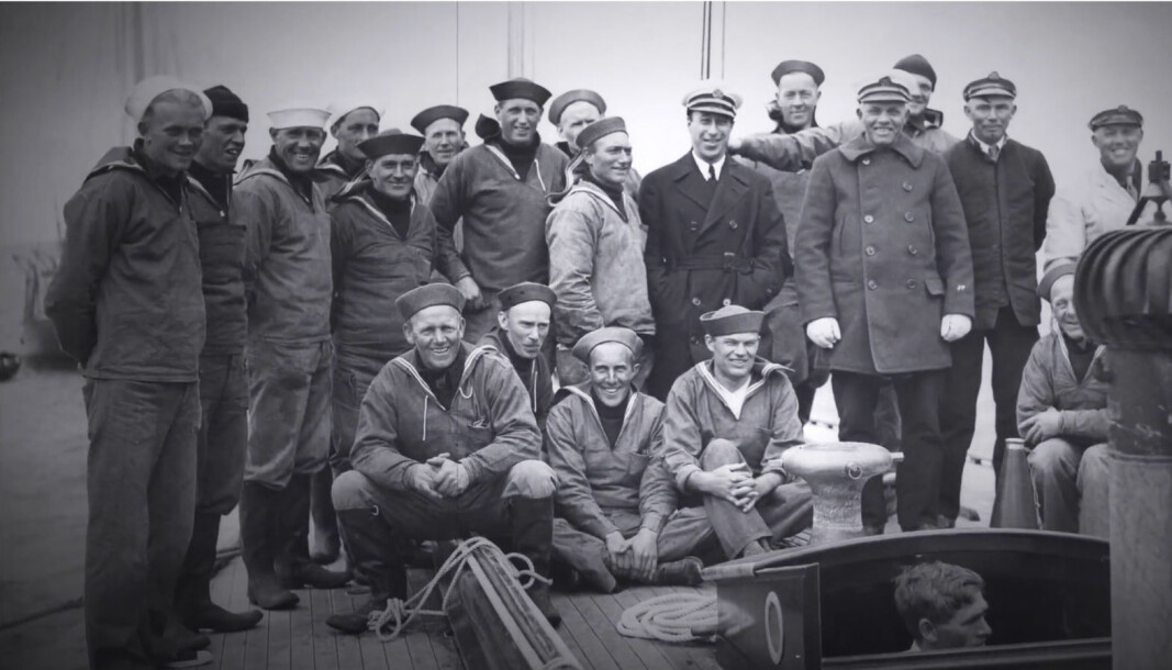 NORWEGIAN STEAM: Norske seilere som deltok i The America’s Cup over en 50-års periode ble kalt for The Norwegian Steam. På Tysnes hvor mange av dem kom fra, kalles de jåttseglarar. Helt til høyre av de fire foran er Ole Thomsen, og nummer seks fra venstre i bakre rekke er Ole Dalland. NORWEGIAN STEAM: Norske seilere som deltok i The America’s Cup over en 50-års periode ble kalt for The Norwegian Steam. På Tysnes hvor mange av dem kom fra, kalles de jåttseglarar. Helt til høyre av de fire foran er Ole Thomsen, og nummer seks fra venstre i bakre rekke er Ole Dalland.