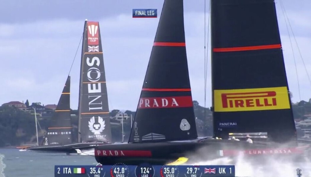 INEOS Team UK krysser foran med babords halser og vinner INEOS Team UK krysser foran med babords halser og vinner