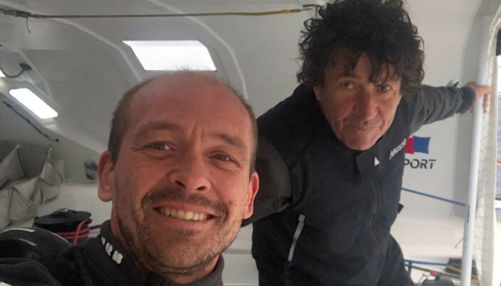 HELTER: Kevin Escoffier ble berget av Jean Le Cam. HELTER: Kevin Escoffier ble berget av Jean Le Cam.