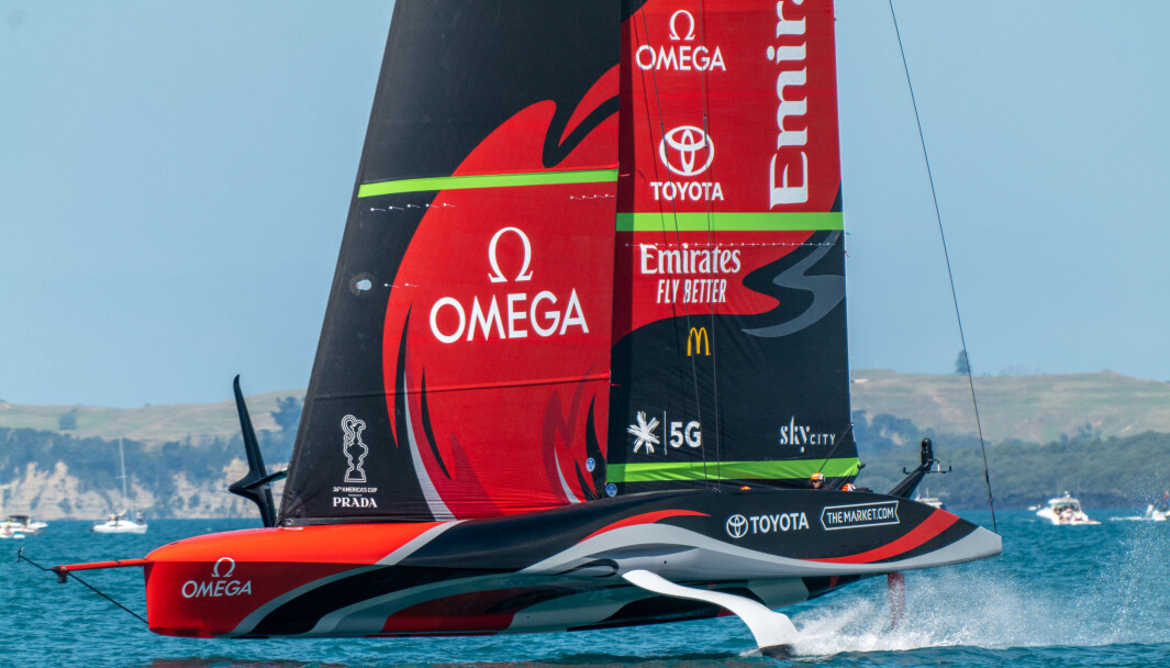 Emirates Team New Zealand Te Rehutai vant første seilas om America's Cup, men ikke andre Emirates Team New Zealand Te Rehutai vant første seilas om America's Cup, men ikke andre