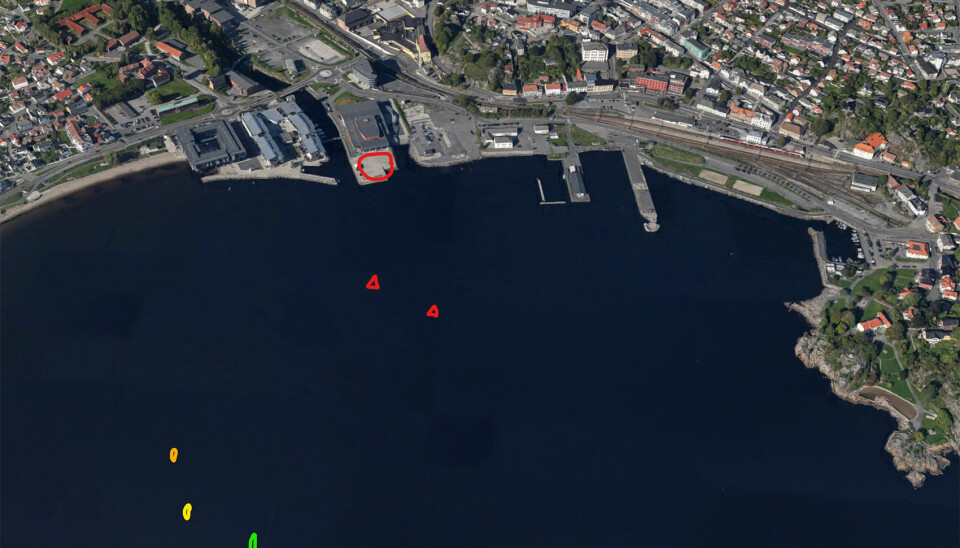 TETT PÅ: Regattabanen i Larvik går sentralt i havnebassenget med Sanden brygge som utgangspunkt.
