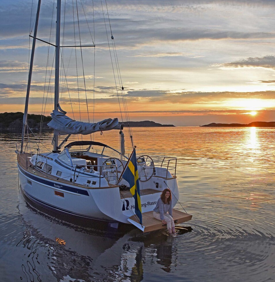 SOMMER: Med hekken felt ned får båten en egen badebrygge.