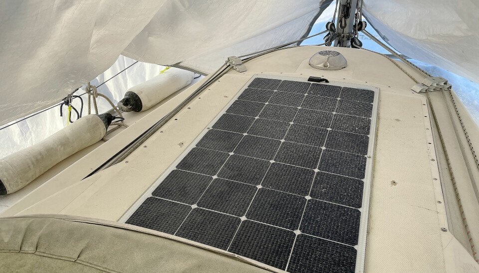 LADER: Solcellepanelet gir litt strøm til batteriene, selv om det ligger under presenning, og sola er lav.