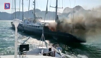 Historisk yacht tatt av flammer