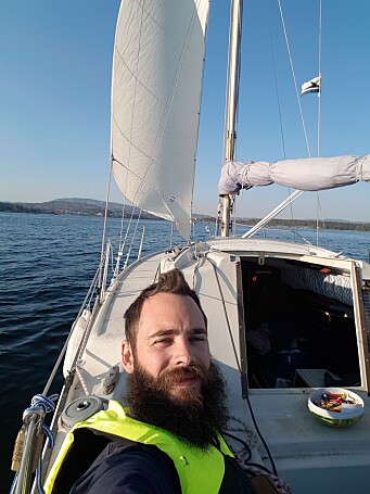 Kevin Hansen har valgt å bo i en Albin Viggen, og kåserer her om livet som båtboer. Kevin Hansen har valgt å bo i en Albin Viggen, og kåserer her om livet som båtboer.