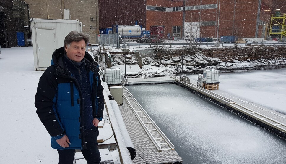 BUNNVASK: Trond Stenslet i Marine Pro utvikler en ny skrogvasker på Tofte i Hurum. Han utvikler også skrogmatter for mindre båter.