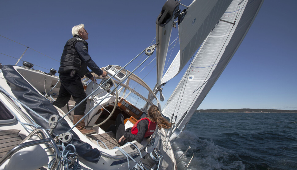 KOORDINERT: Den elektriske rullen i masten jobber sammen med den elektriske vinsjen på uthallet, slik at seilet kan rulles inn og ut med minimal blafring.