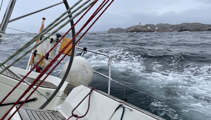 LINDESNES: Med kuling fra syd ble det en morsom tur fra Farsund til Kristiansand. Vi var ofte over ti knop, og så 12 knop noen få ganger. LINDESNES: Med kuling fra syd ble det en morsom tur fra Farsund til Kristiansand. Vi var ofte over ti knop, og så 12 knop noen få ganger.