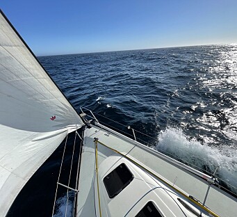 SURF: Det går ikke fort før baugbølgen lander i cockpiten. Da gjør vi mer enn 17 knop. SURF: Det går ikke fort før baugbølgen lander i cockpiten. Da gjør vi mer enn 17 knop.