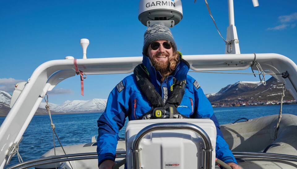 SJØMANN: August Botne Sandberg har flere sesonger som skipper på Svalbard bak seg. Nå skal han seile ditt på egen kjøl.