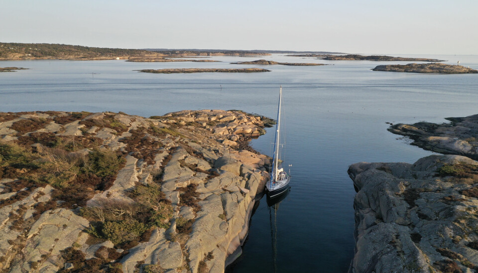 ØSTFOLD: Det er deilig å ligge på svabergene rett ved båten i klova mellom Geitøya og Tjeldholmen.default