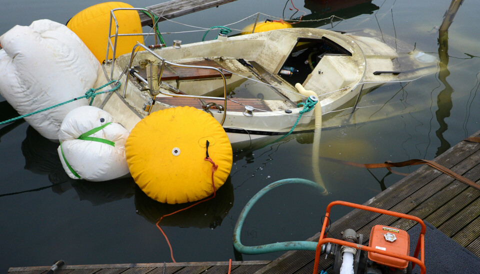 HEVET: Seilbåt blir hevet etter å ha sunket i havn i løpet av vinteren. (Illustrasjonfoto)