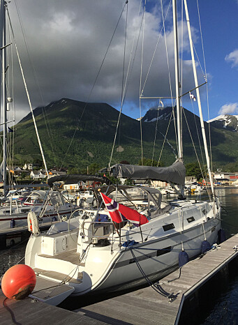 Solid og god havn i Rosendal. Mange båter, men alltid plass til en til. Denne brygge-plassen var merket «Hermann Friele», men han var heldigvis ikke til stede. Solid og god havn i Rosendal. Mange båter, men alltid plass til en til. Denne brygge-plassen var merket «Hermann Friele», men han var heldigvis ikke til stede.