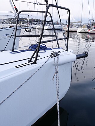 Baugen har mye volum, og baugsprydet er utskyvbart slik vi kjenner fra J-Boats. Baugen har mye volum, og baugsprydet er utskyvbart slik vi kjenner fra J-Boats.