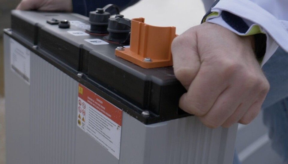 LETT: Batteriet veier ikke mer enn 20 kilo og kan lett tas med hjem for lading.