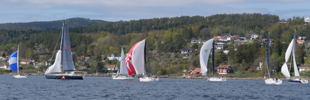 ALENE: Christer Lie, til høyre, hadde ingen fullklaff med spinnakeren etter start, og måtte på fordekket for å ordne opp. ALENE: Christer Lie, til høyre, hadde ingen fullklaff med spinnakeren etter start, og måtte på fordekket for å ordne opp.