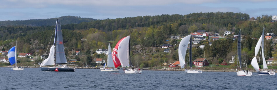 ALENE: Christer Lie, til høyre, hadde ingen fullklaff med spinnakeren etter start, og måtte på fordekket for å ordne opp. ALENE: Christer Lie, til høyre, hadde ingen fullklaff med spinnakeren etter start, og måtte på fordekket for å ordne opp.