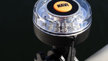 DIODELYKT: Smart ankerlanterne fra NaviLight. Rundtlysende diodelykt på magnetholder. Men den må du tenne og slukke selv. DIODELYKT: Smart ankerlanterne fra NaviLight. Rundtlysende diodelykt på magnetholder. Men den må du tenne og slukke selv.