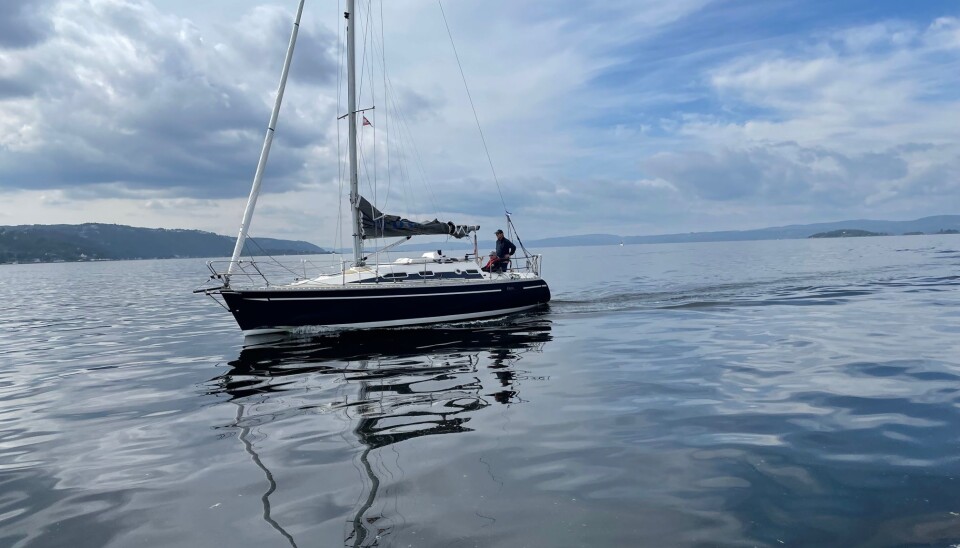 'Lupon' på vei inn til start nå i vindstille, men det blåser friskt lengre ut i fjorden