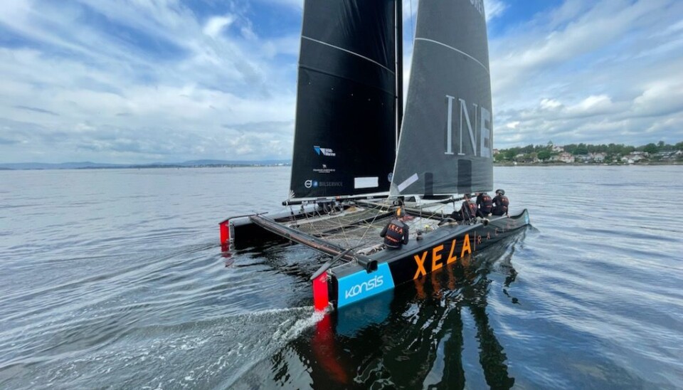 Xela Racing har brutt i den sterke sønnavinden. Her er båten fotografert rett etter starten i dag.