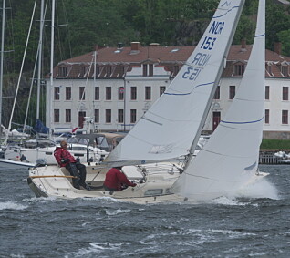 FULLE SEIL: IF-båtene taklet den kraftige vinden godt med genua og uten rev. FULLE SEIL: IF-båtene taklet den kraftige vinden godt med genua og uten rev.