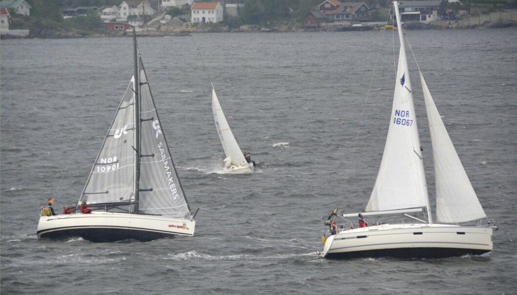 STREKKFAST: Båter med stabil duk i seilene klarte seg bedre en båter med posete turseil i den kraftige vinden.