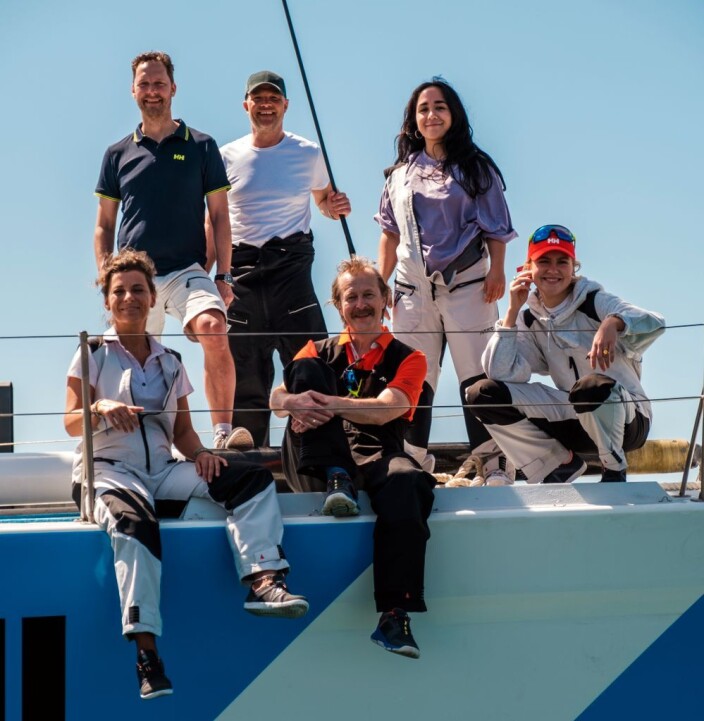 TV: Kjendiser på dekk av båten som fraktet dem over Atlanterhavet. TV: Kjendiser på dekk av båten som fraktet dem over Atlanterhavet.