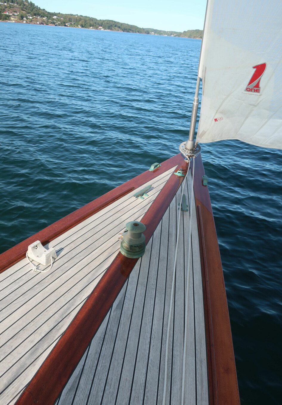 RULLE: Båten har elegant tulleforstag. Også ankervinsj er på plass.