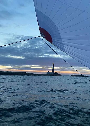 FÆRDER: Klassisk regattamotiv. «Hyrrokin» passerer Færder Fyr. FÆRDER: Klassisk regattamotiv. «Hyrrokin» passerer Færder Fyr.