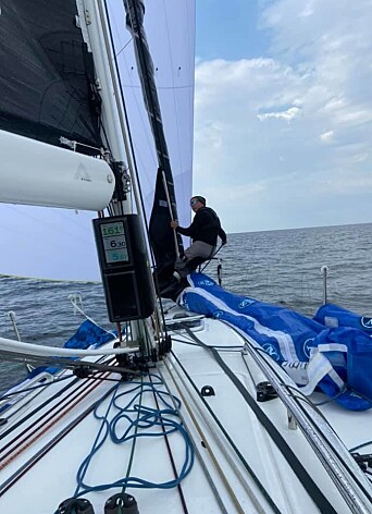SEILBYTTE: Tim Sandberg på fordekk for å bytte fra Denne gangen fra A2 til A3 om bord på «Hyrrokin». SEILBYTTE: Tim Sandberg på fordekk for å bytte fra Denne gangen fra A2 til A3 om bord på «Hyrrokin».