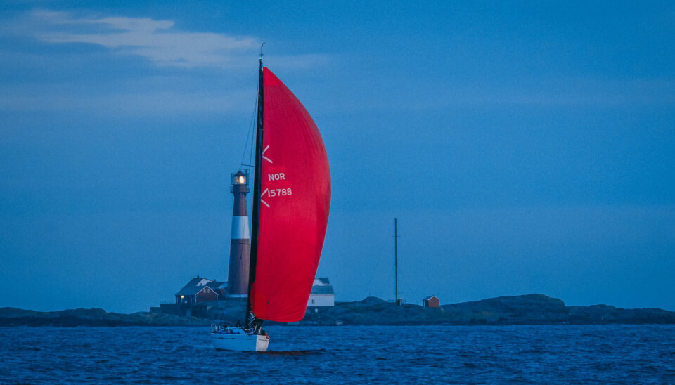 I TÊT: Marius Løken fra Røyken er på sporet av noe stort med sin Dehler 44 «Off Course», her vakkert fanget under Raymarine TwoStar.