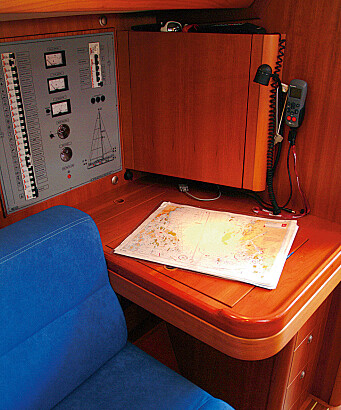 KARTBORD: Betjenes fra salongbenken. KARTBORD: Betjenes fra salongbenken.