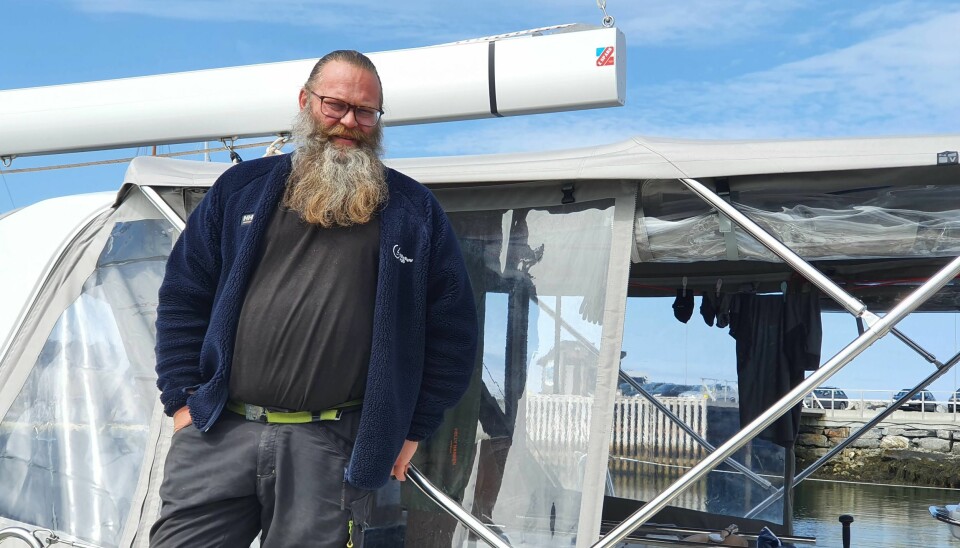 SØPPEL: Rolf-Ørjan Høgset seiler langs kysten og plukker søppel, og får testet båtene ordentlig. Her i Beneteau Oceanis 51.1 på Vega.