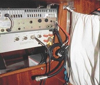 FORSIKRING: Trekk ut alle ledninger inkludert antenneledninger fra elektronisk utstyr ved tordenvær. Her er alt koplet fra radar, HF-radio og tuner. Legg imidlertid merke til at jordledningene fra chassis fremdeles er koplet på for å lede eventuelle spenninger mot jord. FORSIKRING: Trekk ut alle ledninger inkludert antenneledninger fra elektronisk utstyr ved tordenvær. Her er alt koplet fra radar, HF-radio og tuner. Legg imidlertid merke til at jordledningene fra chassis fremdeles er koplet på for å lede eventuelle spenninger mot jord.