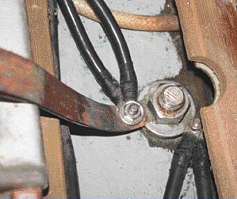 JORDET: Masten og vantene er her jordet mot en kjølbolt. Det er brukt 50 mm2 kabel for over- og undervantene og 2 stk 30 mm kobberbånd mellom mast og kjølbolt. Kabelen må beskyttes for at ikke vann skal kunne trenge inn i enden. Vulktape eller aller helst krympeplast bør benyttes. Legg merke til at det fremdeles er mulig å komme til mutteren for kjølbolten. JORDET: Masten og vantene er her jordet mot en kjølbolt. Det er brukt 50 mm2 kabel for over- og undervantene og 2 stk 30 mm kobberbånd mellom mast og kjølbolt. Kabelen må beskyttes for at ikke vann skal kunne trenge inn i enden. Vulktape eller aller helst krympeplast bør benyttes. Legg merke til at det fremdeles er mulig å komme til mutteren for kjølbolten.