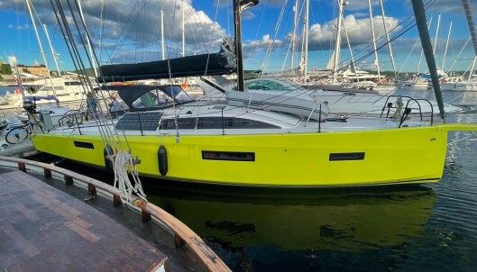 SHORTHANDED: Båten har som de franske regattabåtene, flere forstag med rulleseil. Her står Code-seilet oppe. Den har tilsvarende et kutterseil på indre avtagbart stag. SHORTHANDED: Båten har som de franske regattabåtene, flere forstag med rulleseil. Her står Code-seilet oppe. Den har tilsvarende et kutterseil på indre avtagbart stag.